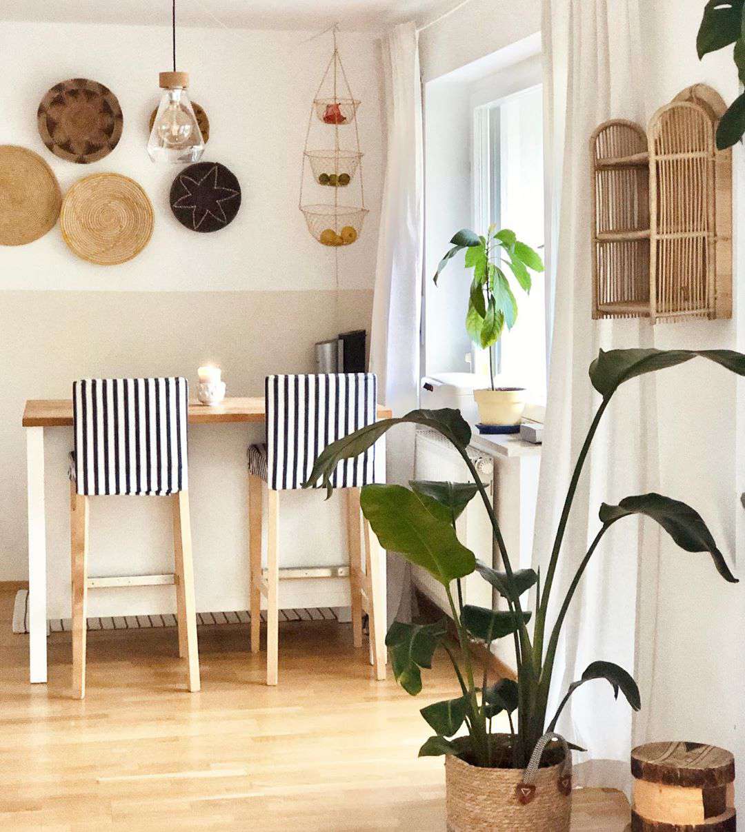 Boho-style breakfast bar with baskets on the wall