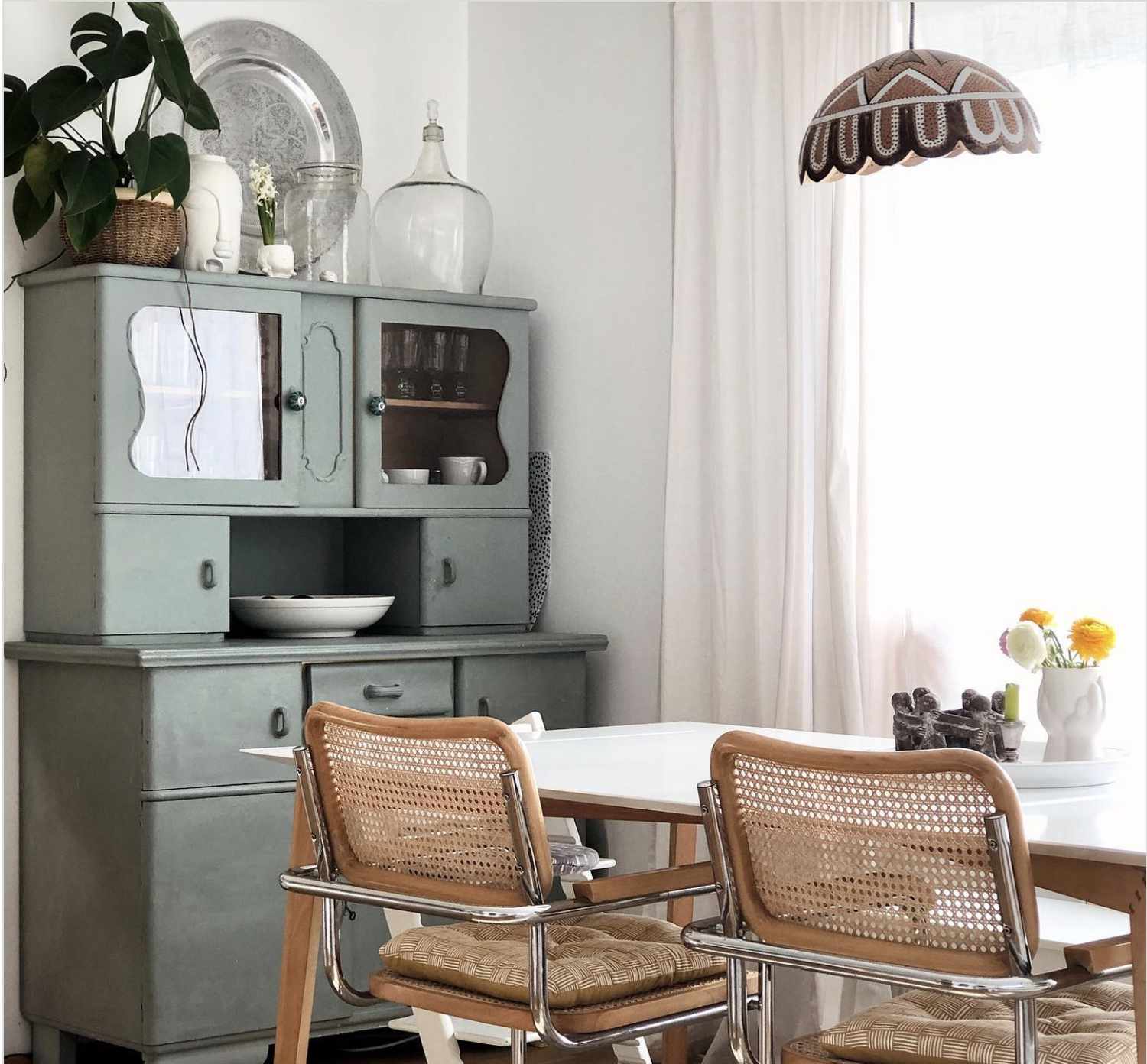 Limewashed hutch i en matsal 