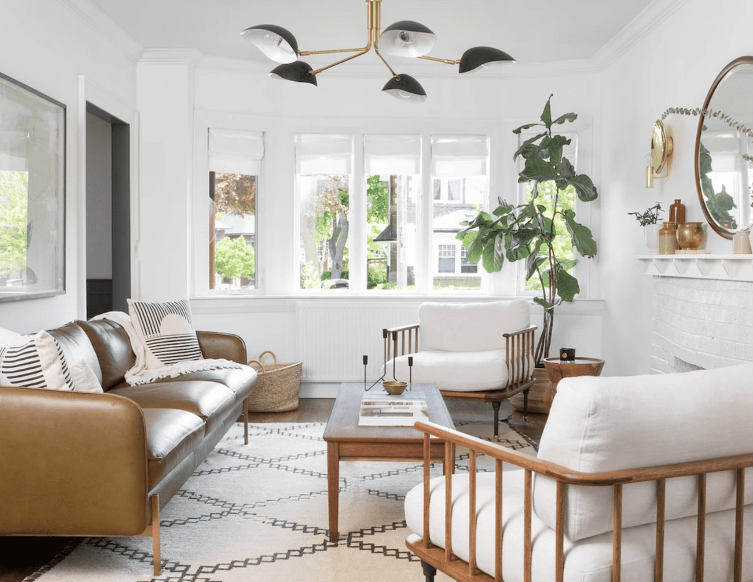 Ett neutralt vardagsrum med en futuristisk taklampa i svart och guld
