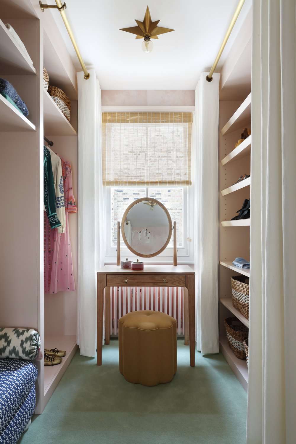 liten walk-in closet med fåfänga bord