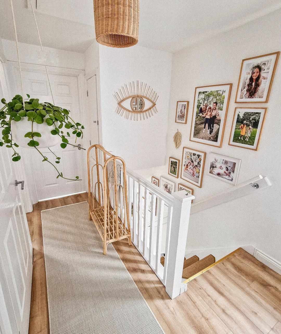 Hylla av korgflätat virke i trapphuset
