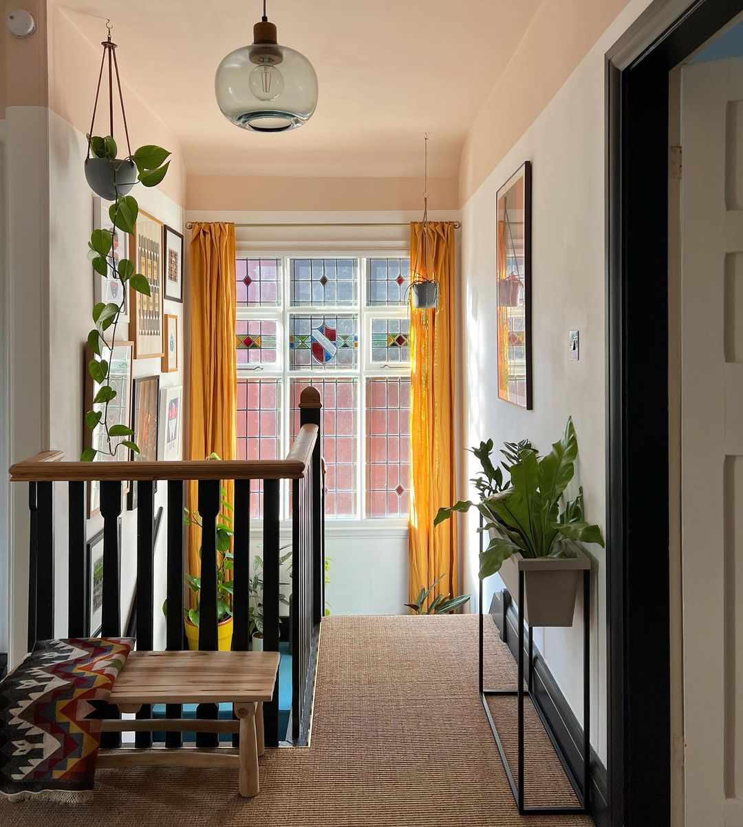 bänk och planteringskärl i trappavsats