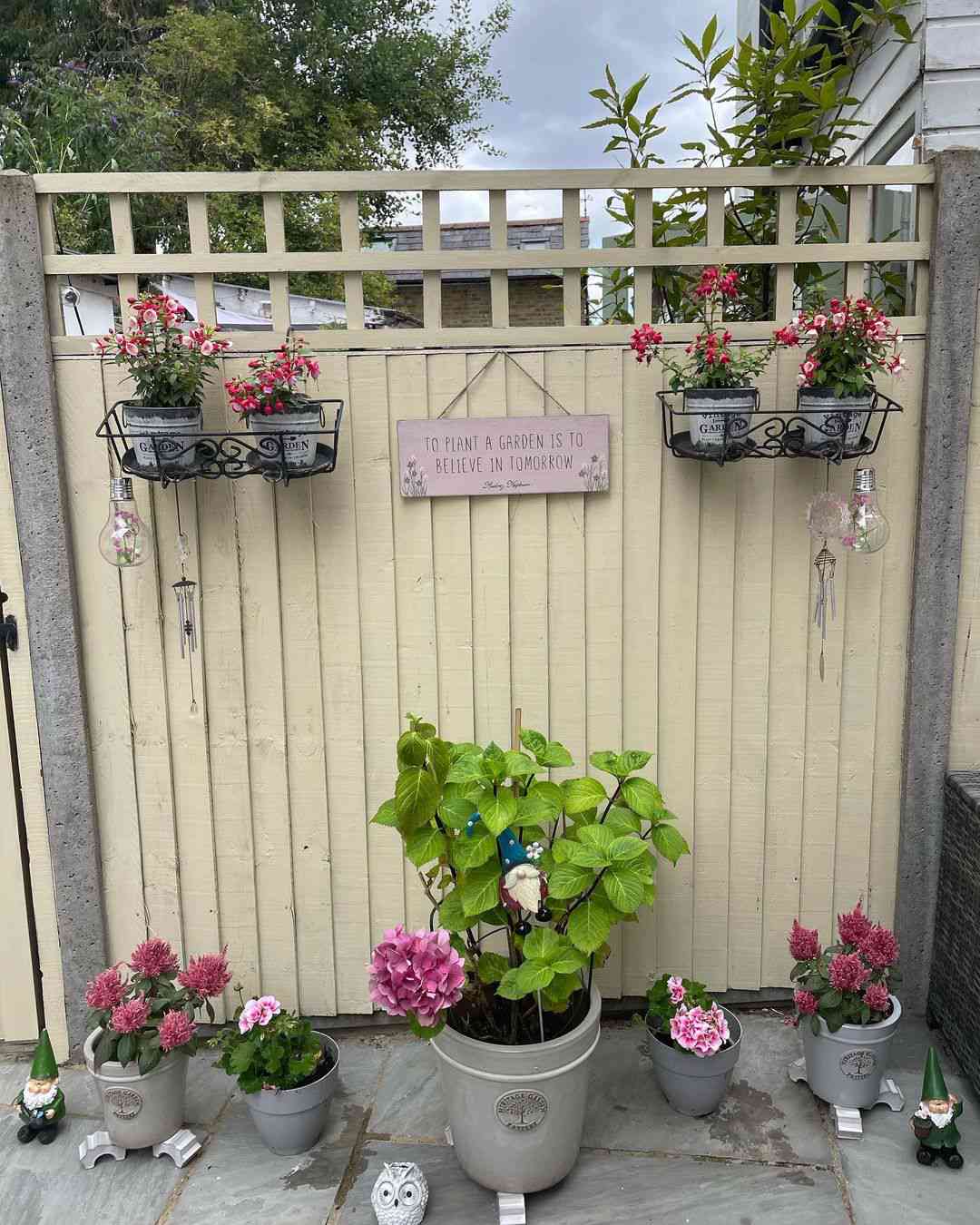 växtkrukor på staket
