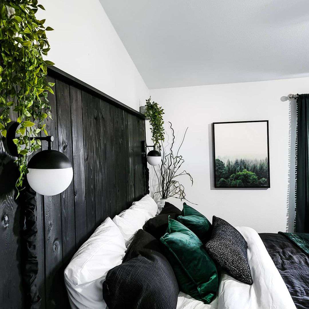 svartvitt sovrum med grönska