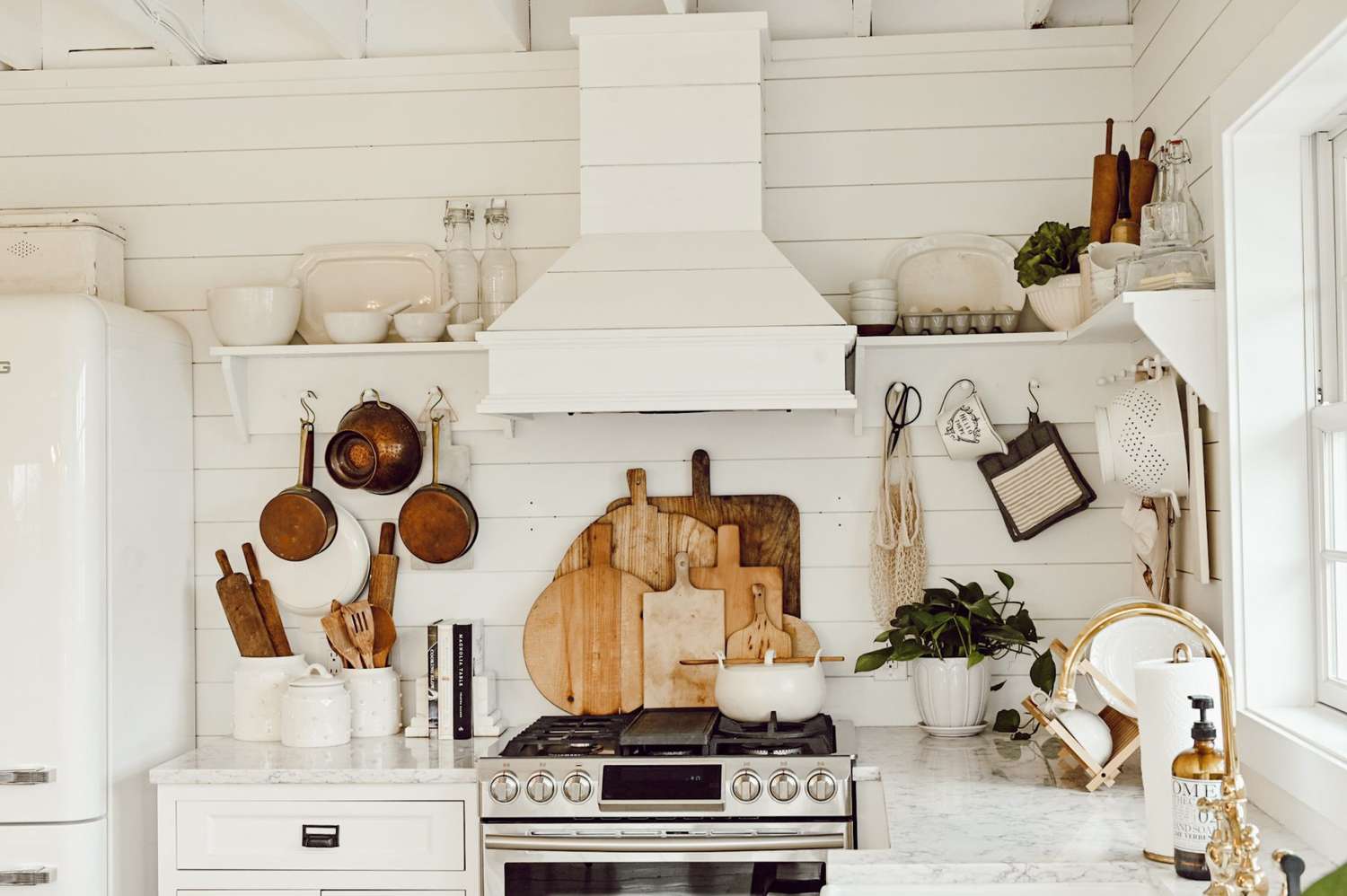 bondgårdskök med shiplap backsplash