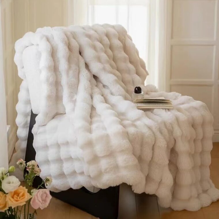 DREAMLANDING Lyxig filt i kaninfuskpäls, vändbar, fluffig, varm, mysig och mjuk för säng, soffa, heminredning (beige, 100 x 150 cm) - Bild 5