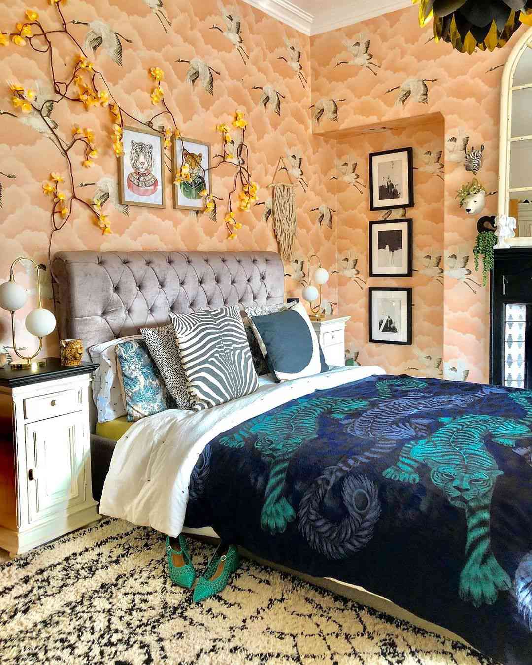 maximalt quirky sovrum med tapet