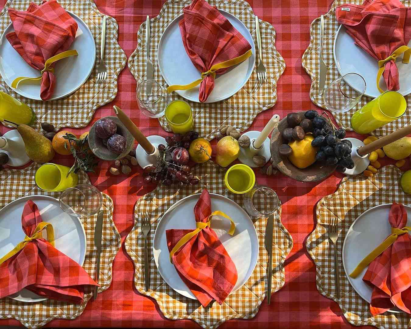 Thanksgiving-bord i gingham med rosa och senap