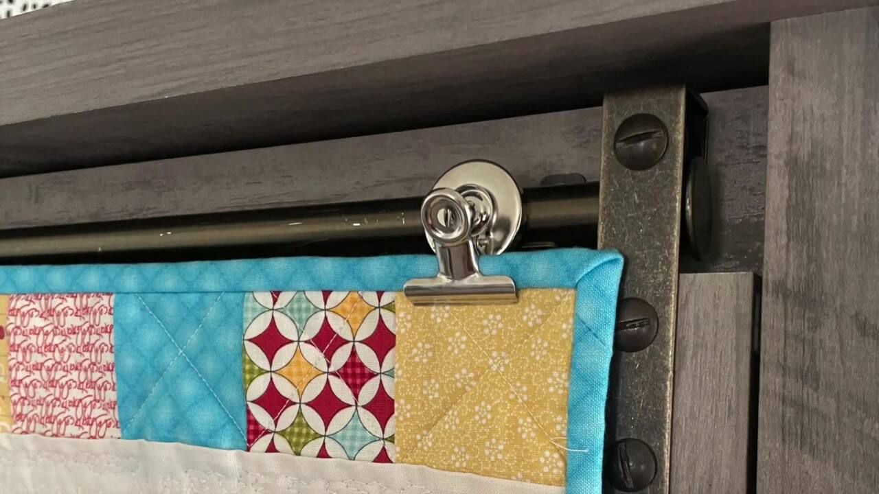Quilt upphängd med metallklämmor