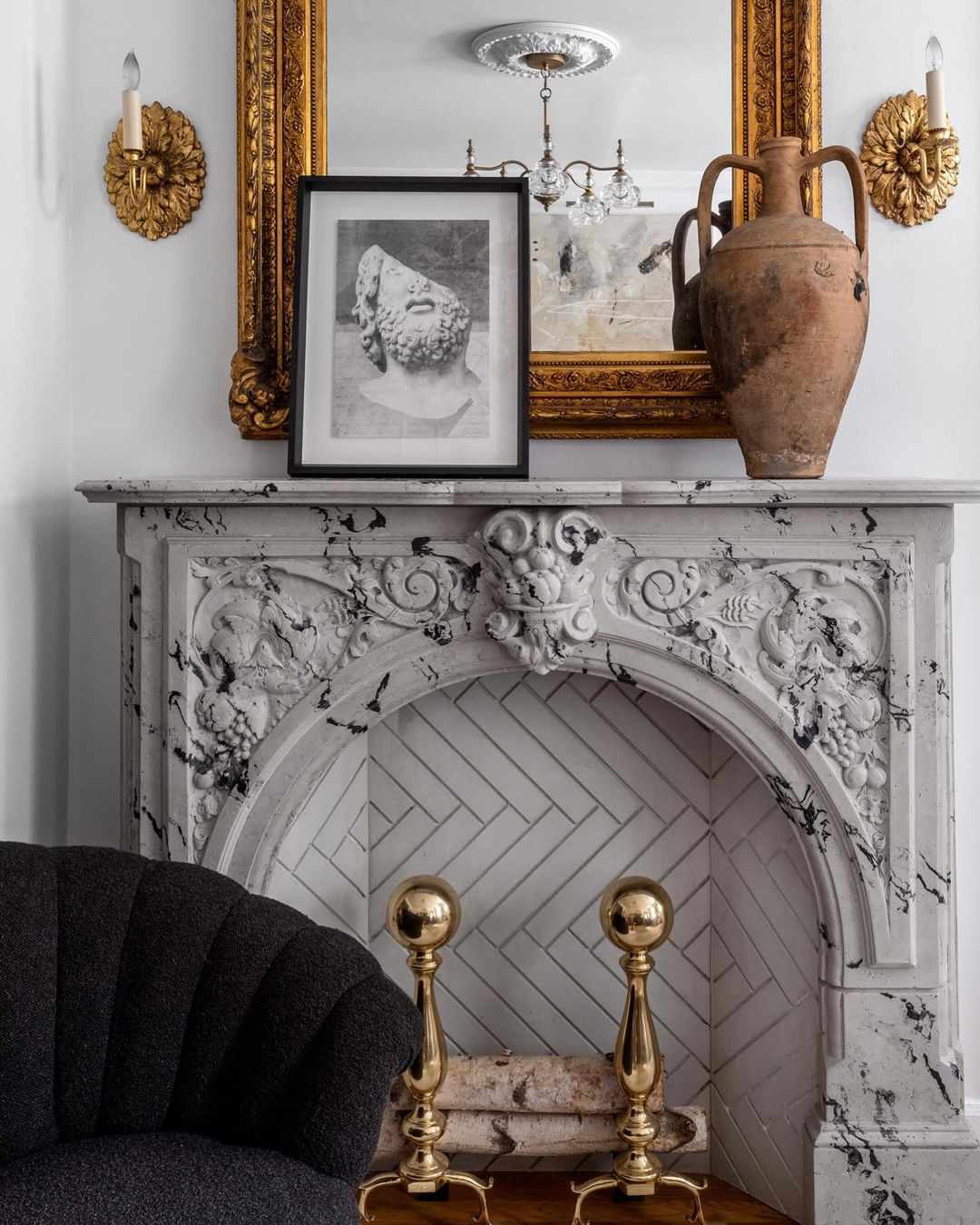 marmor mantel i lägenhet vardagsrum