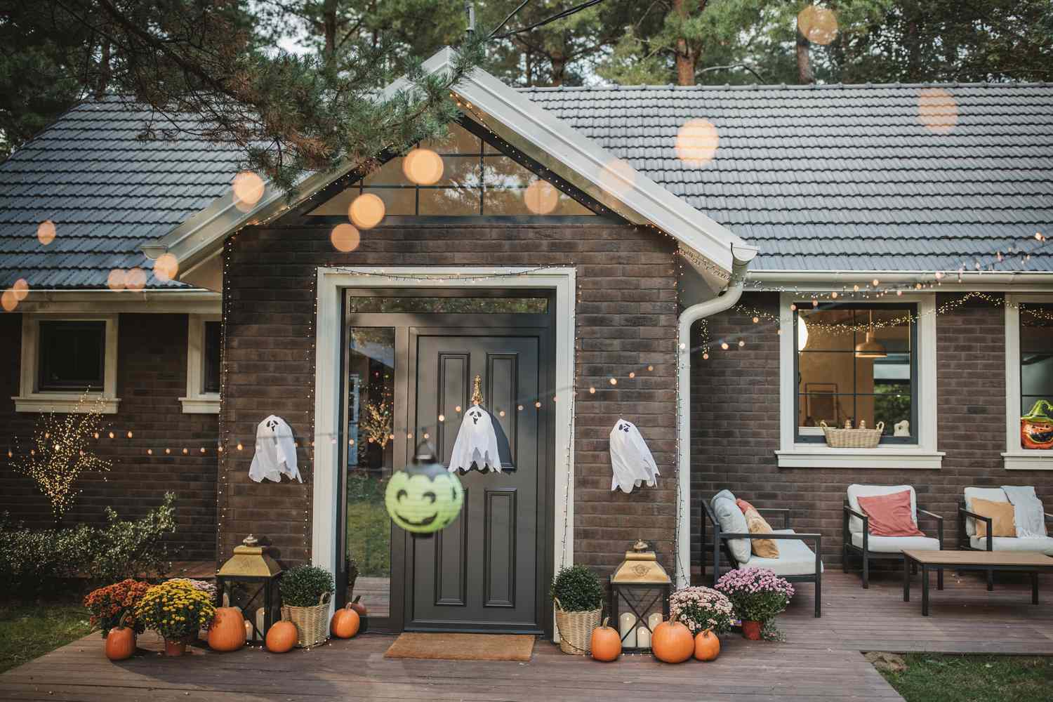Halloween-dekorationer på ett tegelhus.