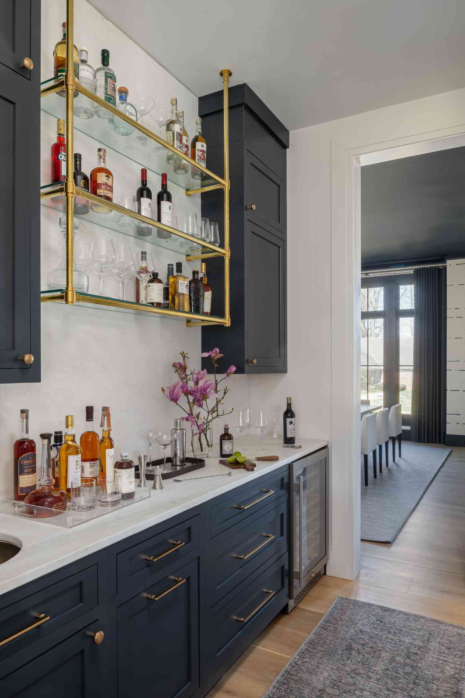 Walk-in pantry med bar och blå shakerskåp.
