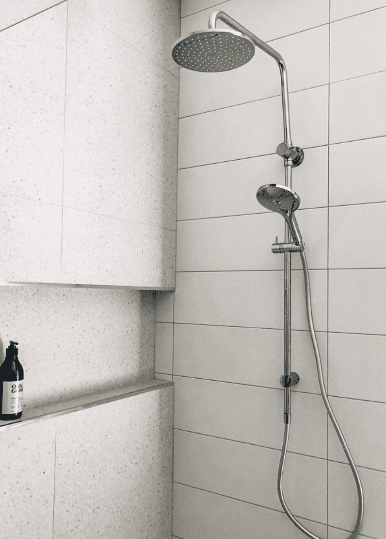 badrum med terrazzo vägg